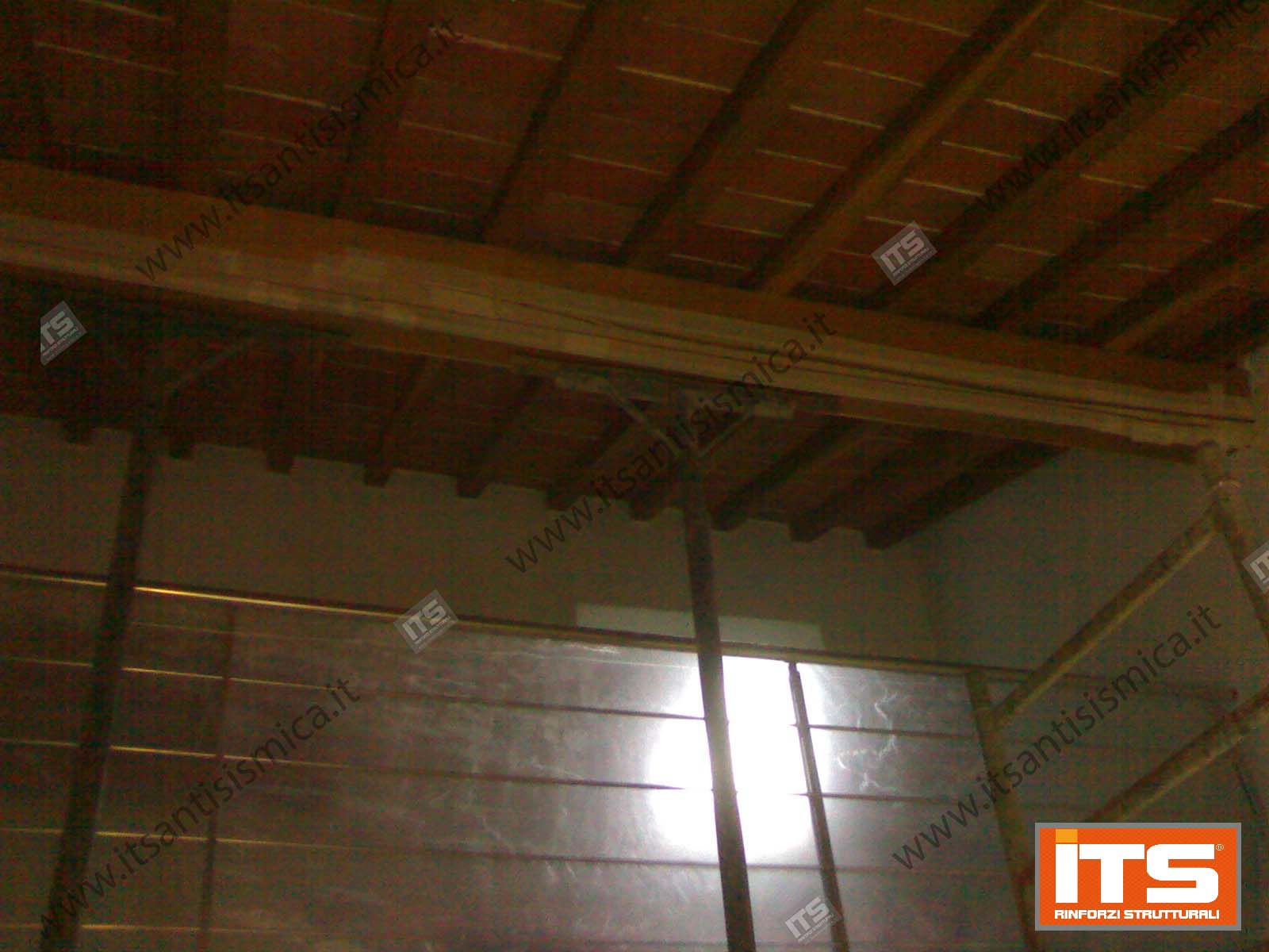 Rinforzo travi in legno con lamine in carbonio — Italia